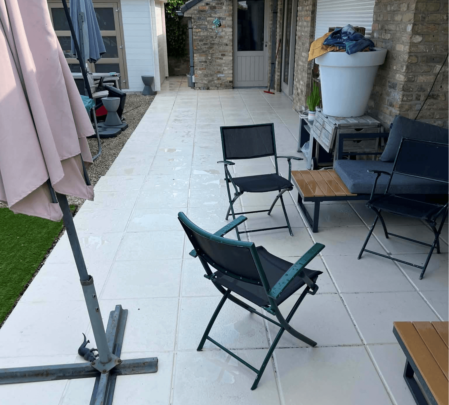 Afbeelding voor: Terras renoveren zonder vervangen: stappenplan voor betontegels met coating