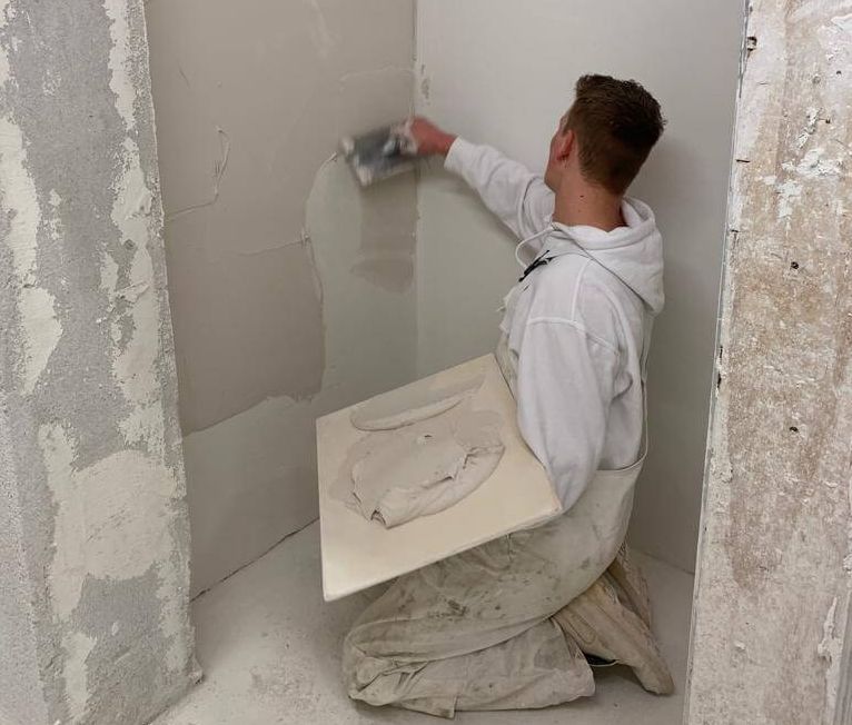 Stuclaag aanbrengen op een muur