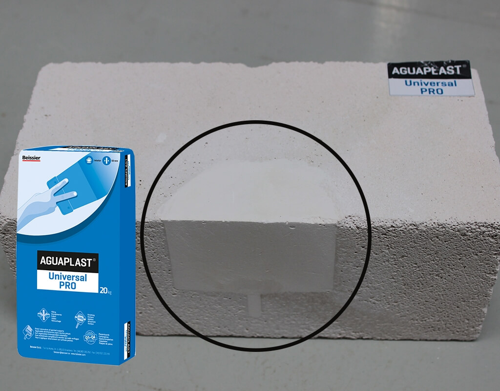 Remplir des grandes trous avec Aguaplast Universal Pro