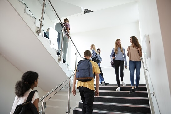 LES COULOIRS À NOUVEAU À L'ÉPREUVE DES ÉLÈVES PENDANT LES VACANCES SCOLAIRES 