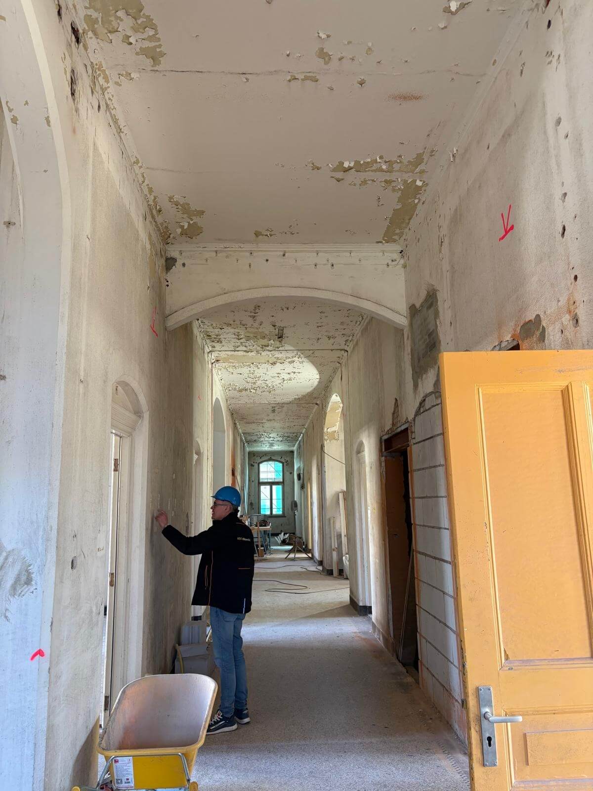 Afbeelding voor: Een Gronings pand met serieuze wandproblemen, zo pak je dat echt goed aan 